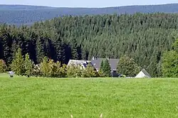 Pohled od zaniklé osady Mílov v Krušných horách na německou osadu Halbemeile