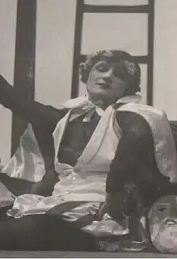 Míra Holzenbachová jako básník Agathon v inscenaci „Když ženy něco slaví“ (1926)