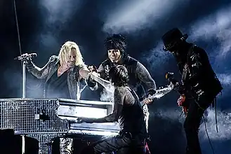 Mötley Crüe v roce 2012, z leva: Vince Neil, Nikki Sixx (vzadu), Tommy Lee (vpředu) a Mick Mars
