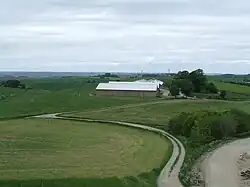 Møllehøj při pohledu z rozhledny na Ejer Bavnehøj, nejvyšší bod je zakryt zemědělskými budovami
