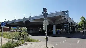 Vchod do metra, parkoviště a autobusové nádraží