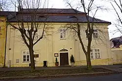 Mýto - bývalá fara čp. 7 na Náměstí (1).jpg