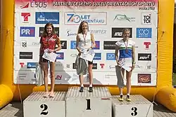 Stupně vítězů hlavní kategorie žen (D21) MČR OB ve sprintu 2020.