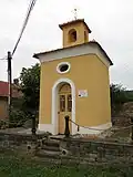 Měňany, kaplička se zvonicí.jpg