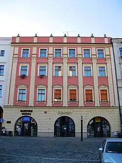 Měšťanský dům, k němuž se váže domovní znamení, a to zlatá hvězda