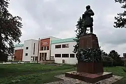 Kulturní dům a socha kpt. Otakara Jaroše