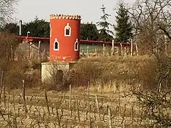 Mělník, věžička s cimbuřím ve vinici Turbovice.jpg