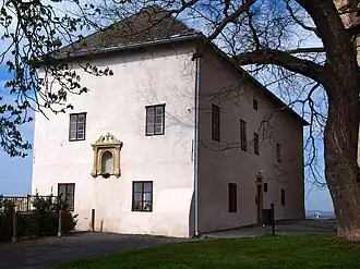 Stará škola v těsném sousedství kostela