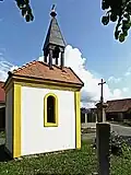 Kaple s dřevěnou zvoničkou