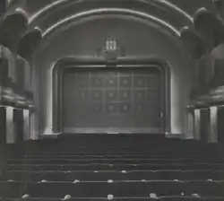 Jeviště a opona Městského komorního divadla (Světozor, 1930)