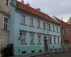 Městský_dům_(Hradčany),_Praha_1,_Loretánská_13,_Hradčany_-_druhá_část_domu_s_č.o._179.JPG