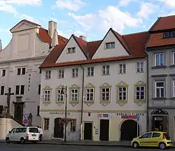 Městský_dům_Zelený_dům_(Hradčany),_Praha_1,_Pohořelec_1,_Hradčany.JPG