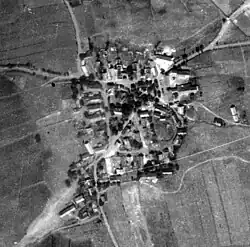 Letecký snímek vesnice z 50. let 20. století