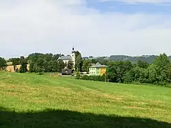 Pohled na střed obce s kostelem a školou