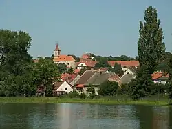 Pohled na městys od Červeného rybníka