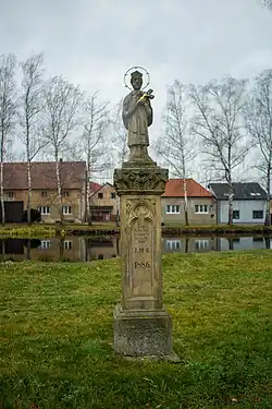 Socha sv. Jana Nepomuckého u rybníka v Mšeckých Žehrovicích