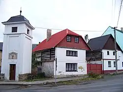 Mšeno, Mělnická, zvonice a domy (01).jpg