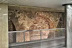 Odkrytá část původního středověkého můstku, zakomponovaná do vstupní části stanice metra linky A