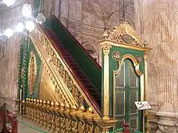 Minbar uvnitř mešity