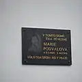 Pamětní deska Marie Podvalové v Tišicích u Neratovic
