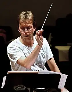 Martin Kumžák při zkoušce se sborem a orchestrem, KD Ládví, 18. listopadu 2016