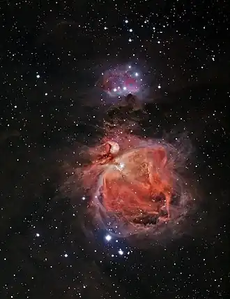 NGC 1981 je skupinka rozptýlených jasných hvězd bez mlhoviny u horního (severního) okraje tohoto snímku mlhoviny v Orionu. Autor: David St. Louis