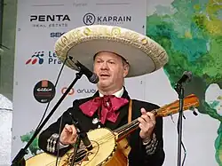 Hráč na mexický guitarrón (Alejandro Tamez Quintanilla)
