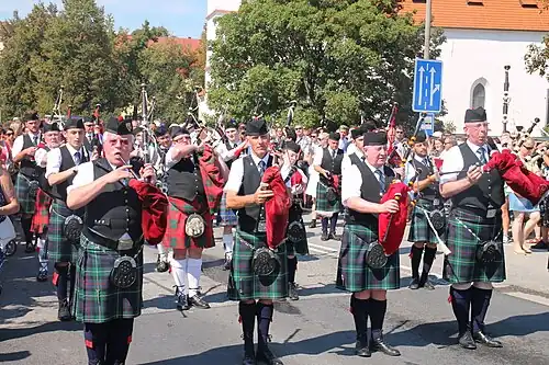 Skotští dudáci, vlevo Iain MacDonald