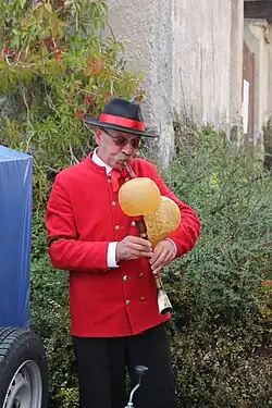 Polský dudák hrající na starobylé měchy