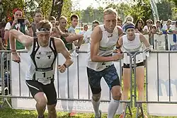 MČR sprintových štafet 2020 - Daniel Vandas (vlevo) a Martin Poklop vybíhají na druhý úsek