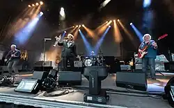 Element of Crime v roce 2015, zleva: Jakob Ilja Friderichs (kytara), Sven Regener (zpěv, trubka), Richard Pappik (bicí) a David Young (baskytara)