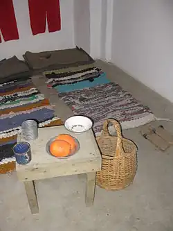 Část místnosti s místem na spaní a stolkem s pomeranči