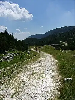 MTB trasa vedoucí po Kaiser Karl Straße; v pozadí je vidět část Erzherzog Eugen Straße.