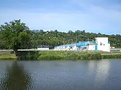 Malá vodní elektrárna Štětí z račického břehu