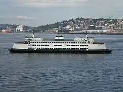 Trajekt MV Kitsap při přistávání v Seattlu.