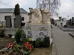 Mařatice, hřbitov, náhrobek manželů Čundrlových.jpg