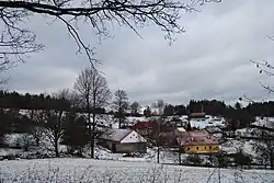 Pohled na vesnici z cesty na Hrazany