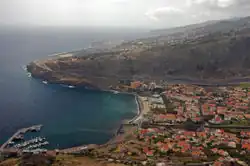 Pohled na Machico od východu. V pozadí dráha letiště Santa Catarina.