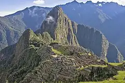 Jižní pohled na Machu Picchu z úpatí Hory Machu Picchu, za městem se tyčí Huayna Picchu