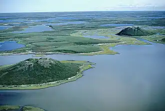 Dvě pinga na pobřeží Severního ledového oceánu, Mackenzie Delta