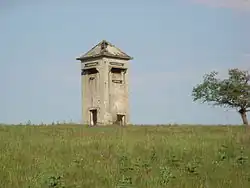 Rozpadající se transformátorovna východně od Mackova je poslední viditelnou připomínkou existence osady