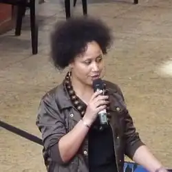 Madalena Joao zpívá ve Vaňkovce v Brně na charitativním projektu „Hejbejte se a zpívejte s Hankou a Novou“, 4. dubna 2011