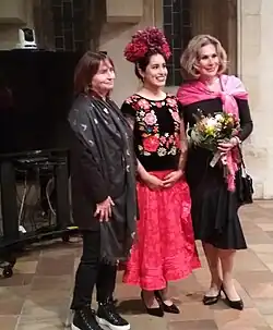 Magdalena Juříková s mexickou velvyslankyní a zpěvačkou na vernisáži fotografií Fridy Kahlo