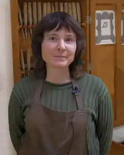 Ve svém řezbářském ateliéru MAGME v pražských Nuslích