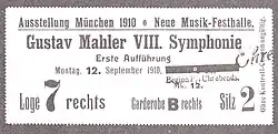Obdélníková kartička, na jejíž hlavním textem lze přečíst „Ausstellung München 1910. Neue Musik-Festhalle. Gustav Mahler VIII. Symphonie, Erste Aufführung, Montag 12. September 1910.“