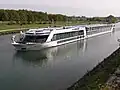 Říční kajutová loď AMADANTE se sklopeným kapitánským můstkem na průplavu Rýn–Mohan–Dunaj u Norimberku