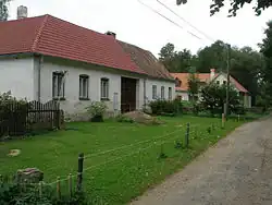 Část severní strany návsi