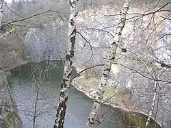 Pohled na lom a jezero od východu