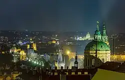 Věž kostela sv. Mikuláše na Malostranském náměstí od Pražského hradu.