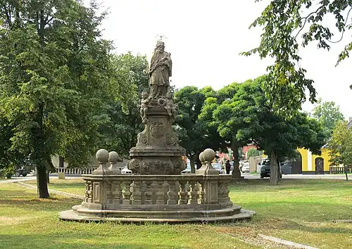 Sloup s dvojsochou sv. Jana Nepomuckého v Malém Březně